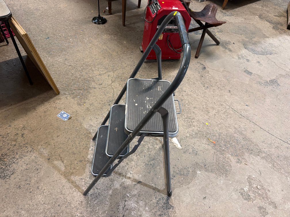 STEP LADDER