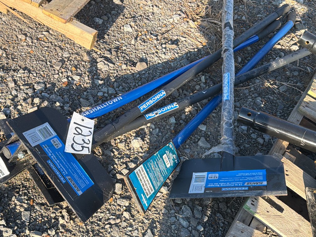 LOT OF ROOFING / FLOORING SCRAPERS