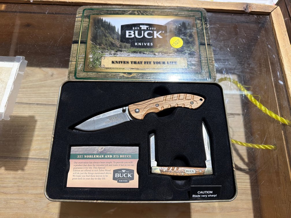 BUCK KNIVES IN CASE