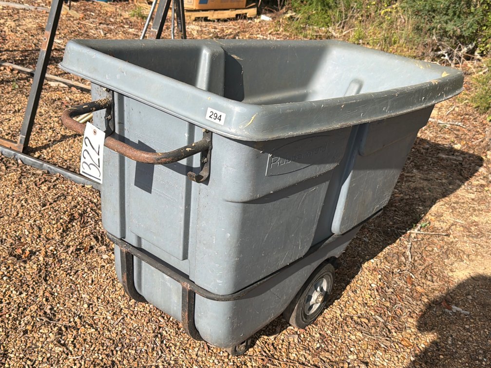 RUBBERMAID ROLLING BIN