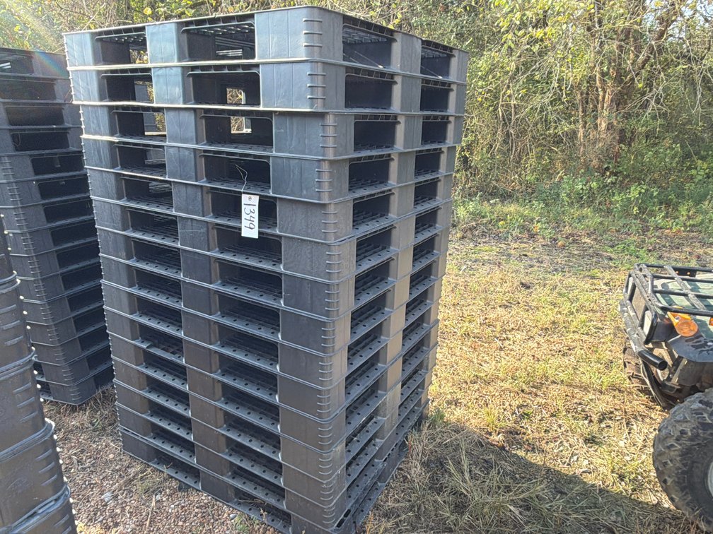 (15) PLASTIC PALLETS