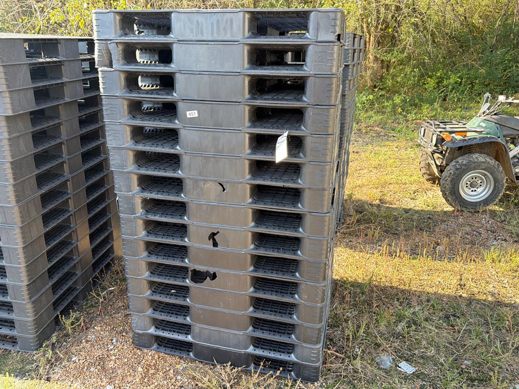(15) PLASTIC PALLETS