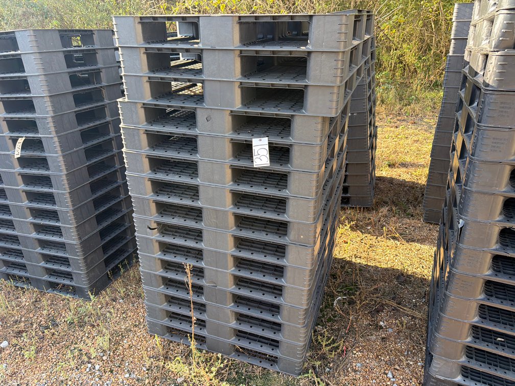 (15) PLASTIC PALLETS