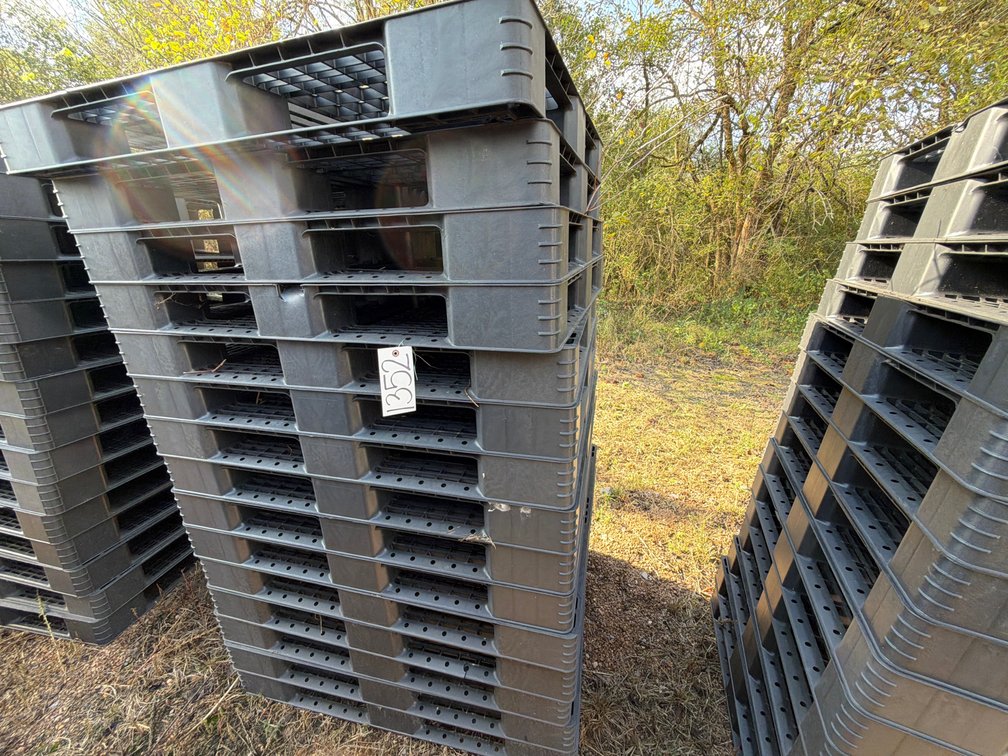 (15) PLASTIC PALLETS
