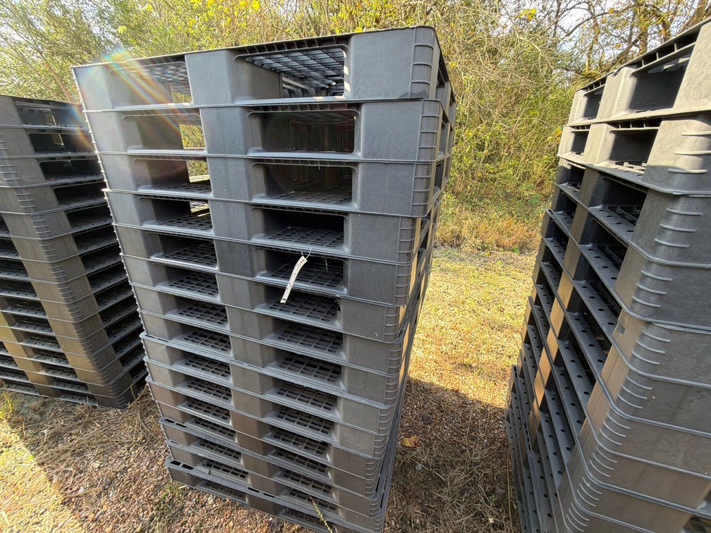 (15) PLASTIC PALLETS