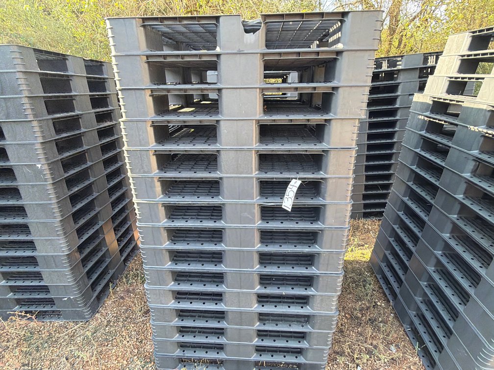 (15) PLASTIC PALLETS