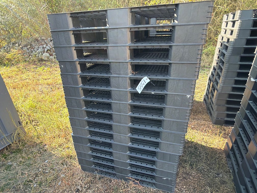 (15) PLASTIC PALLETS