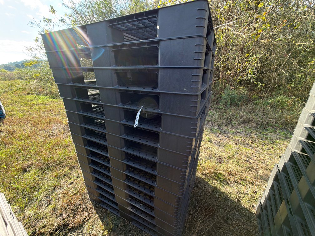 (15) PLASTIC PALLETS