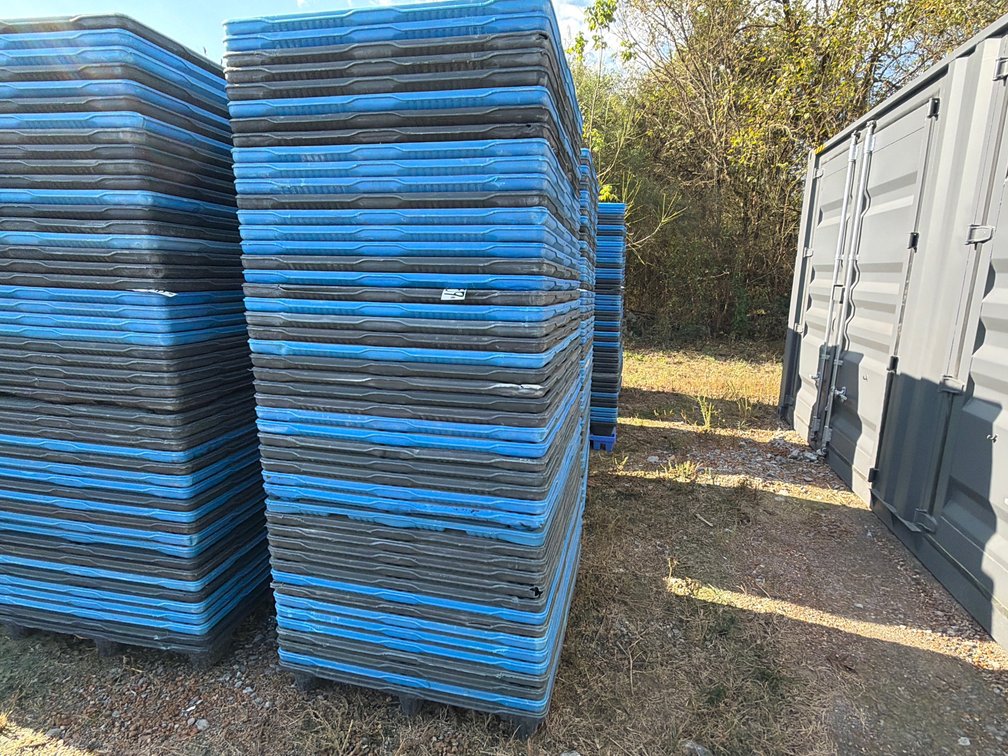 (48) NESTING PLASTIC PALLETS