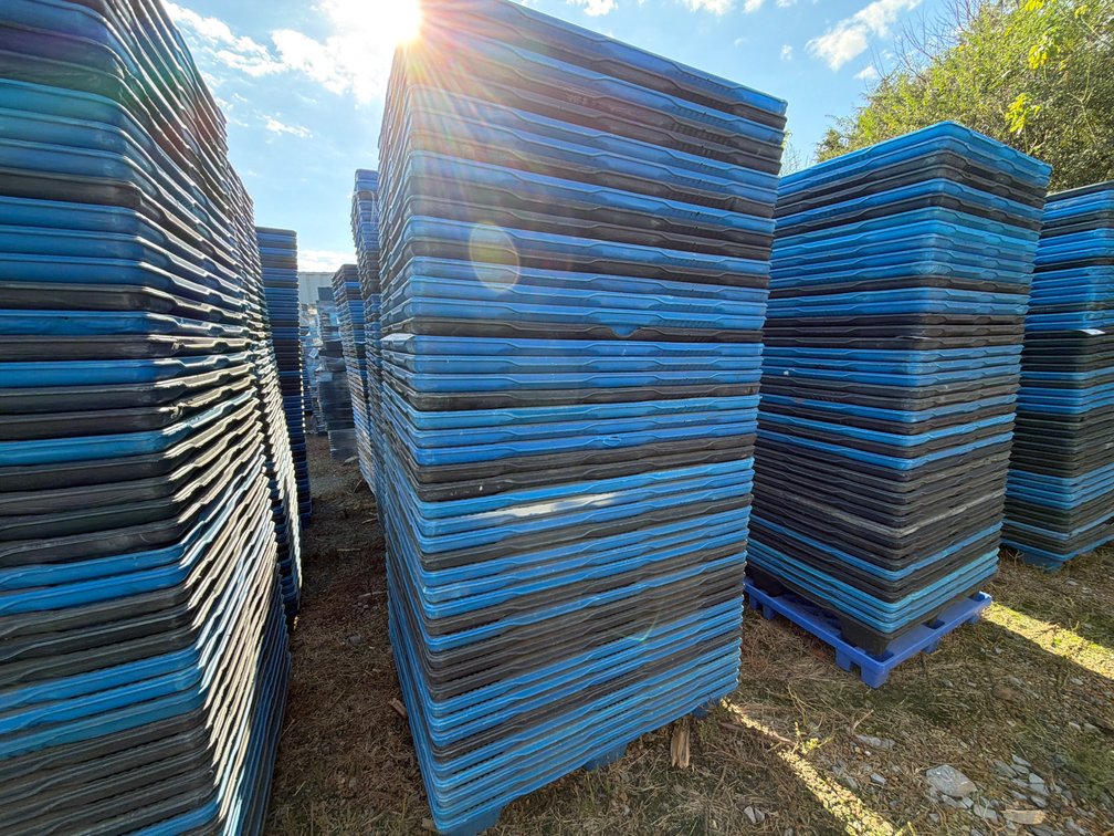 (47) NESTING PLASTIC PALLETS