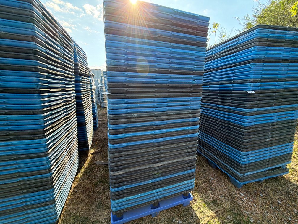 (44) NESTING PLASTIC PALLETS
