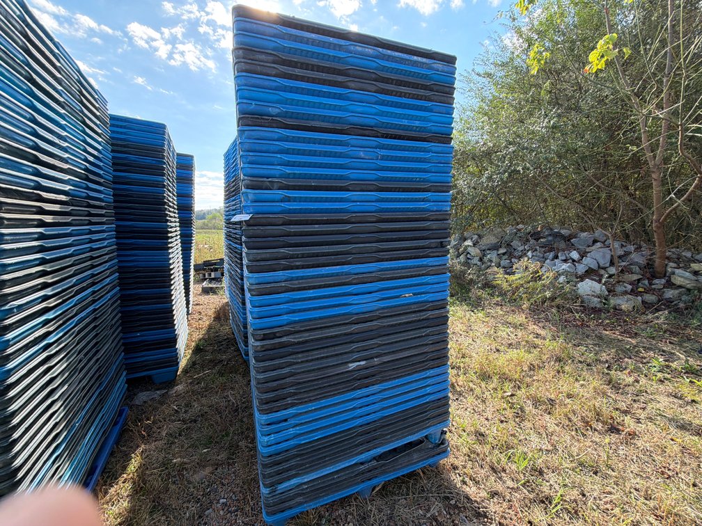(45) NESTING PLASTIC PALLETS