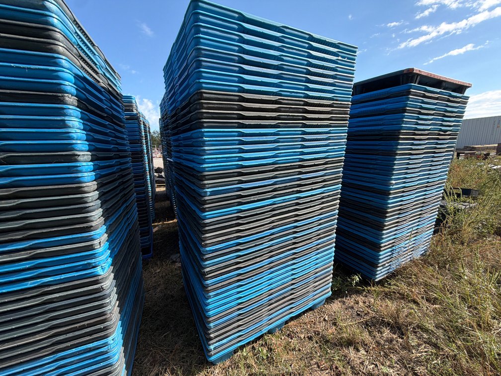 (46) NESTING PLASTIC PALLETS