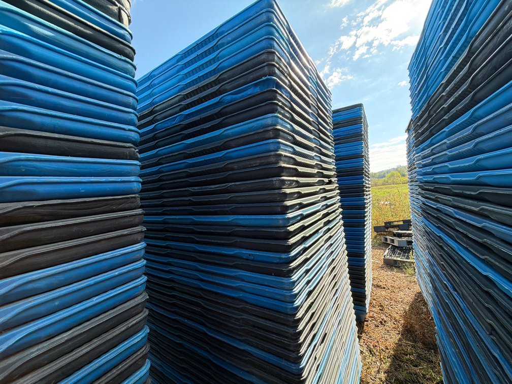 (46) NESTING PLASTIC PALLETS