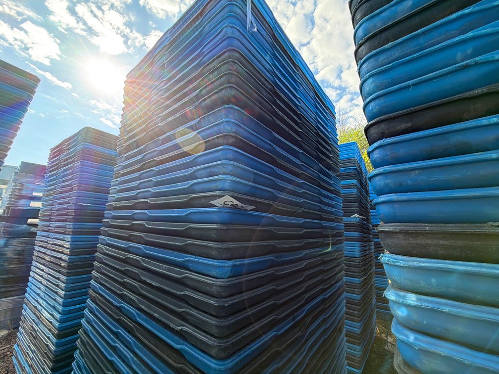 (47) NESTING PLASTIC PALLETS