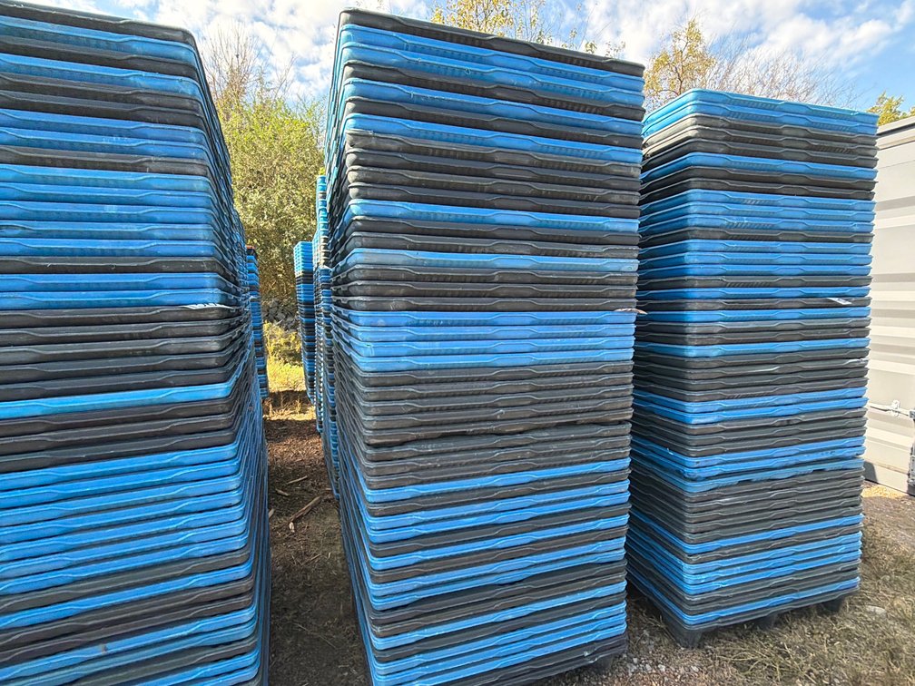 (48) NESTING PLASTIC PALLETS