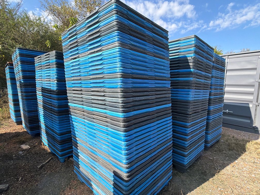 (47) NESTING PLASTIC PALLETS