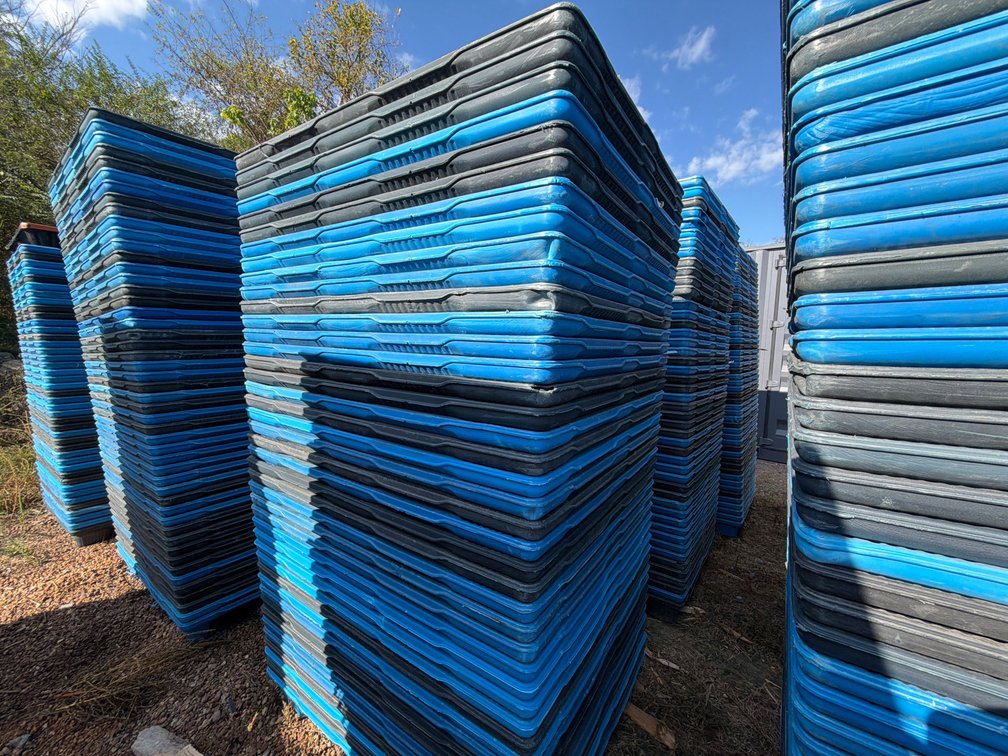(42) NESTING PLASTIC PALLETS