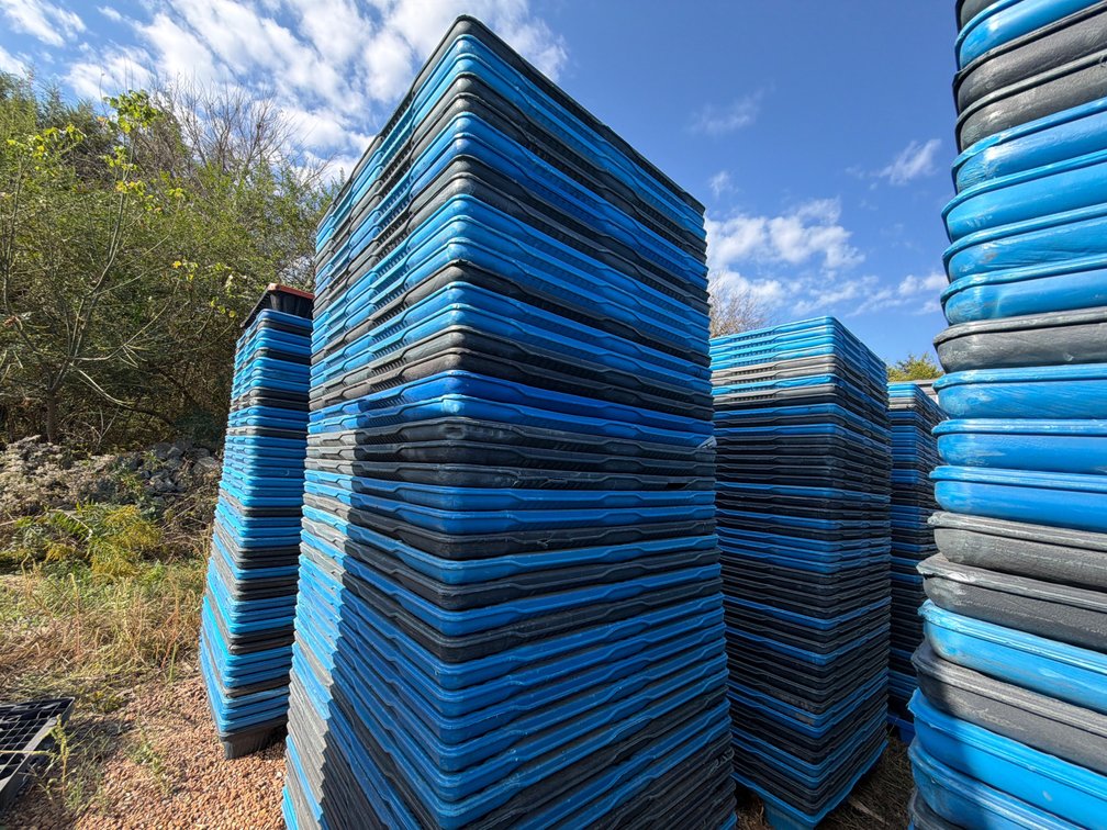 (49) NESTING PLASTIC PALLETS