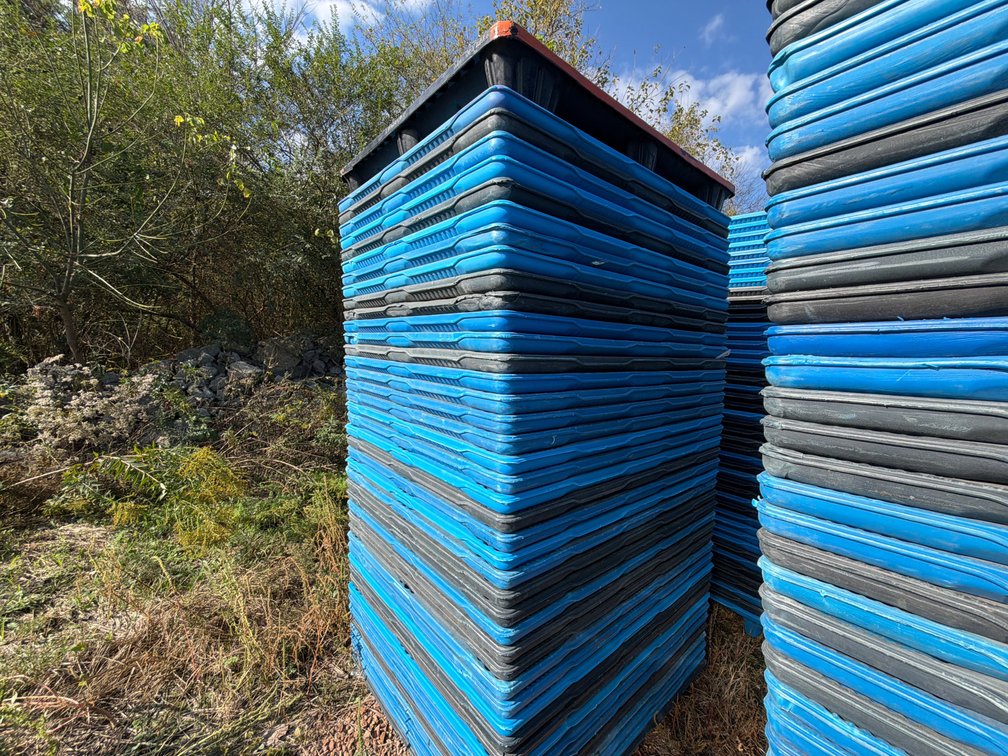 (43) NESTING PLASTIC PALLETS