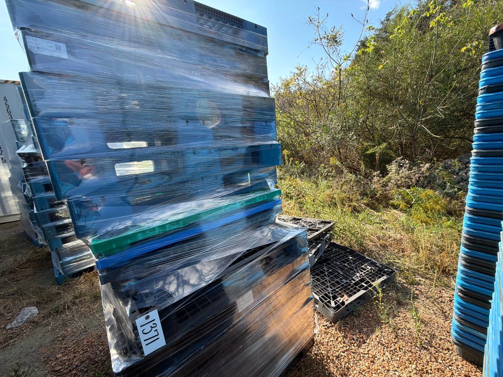 LOT OF PLASTIC PALLETS