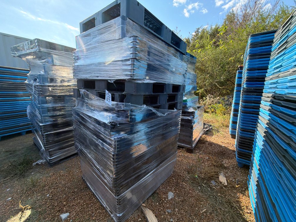 LOT OF PLASTIC PALLETS