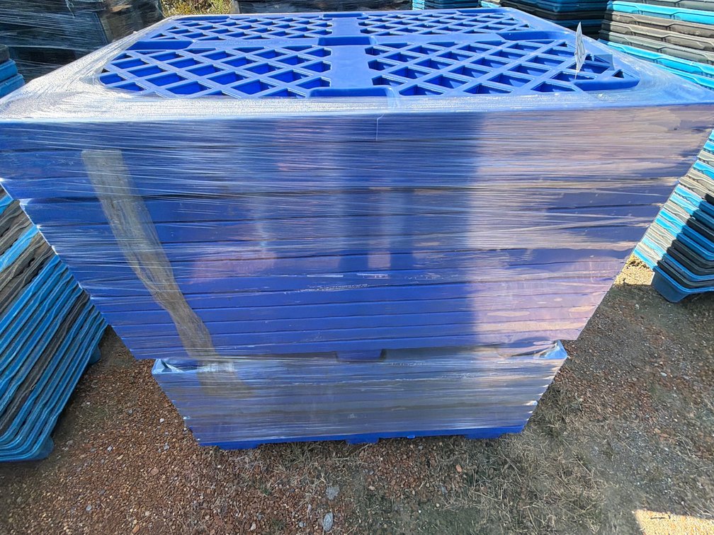 LOT OF NESTING PLASTIC PALLETS