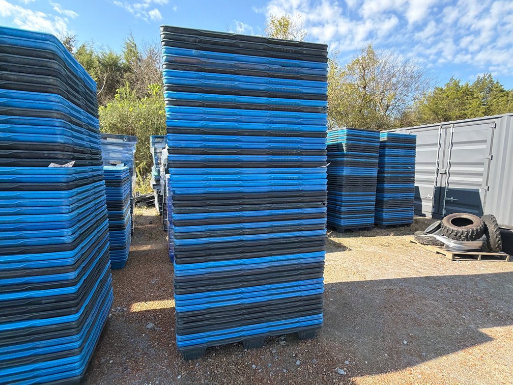 (50) NESTING PLASTIC PALLETS