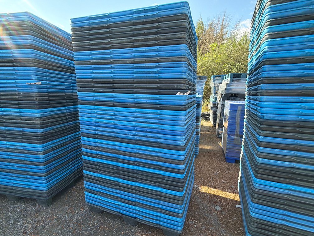 (46) NESTING PLASTIC PALLETS