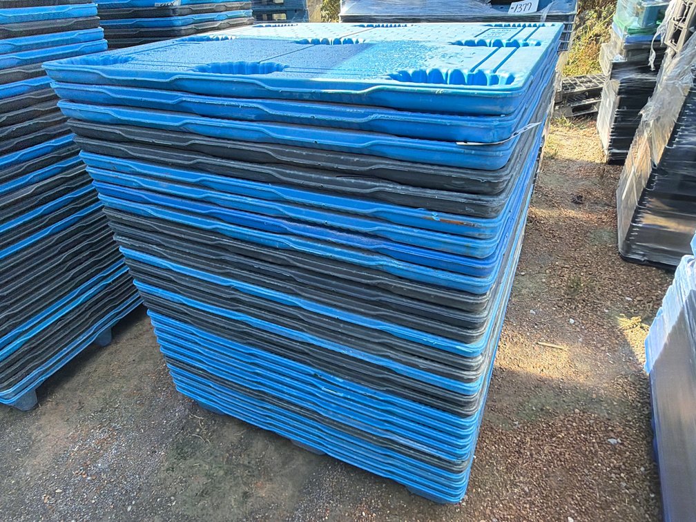 (28) NESTING PLASTIC PALLETS