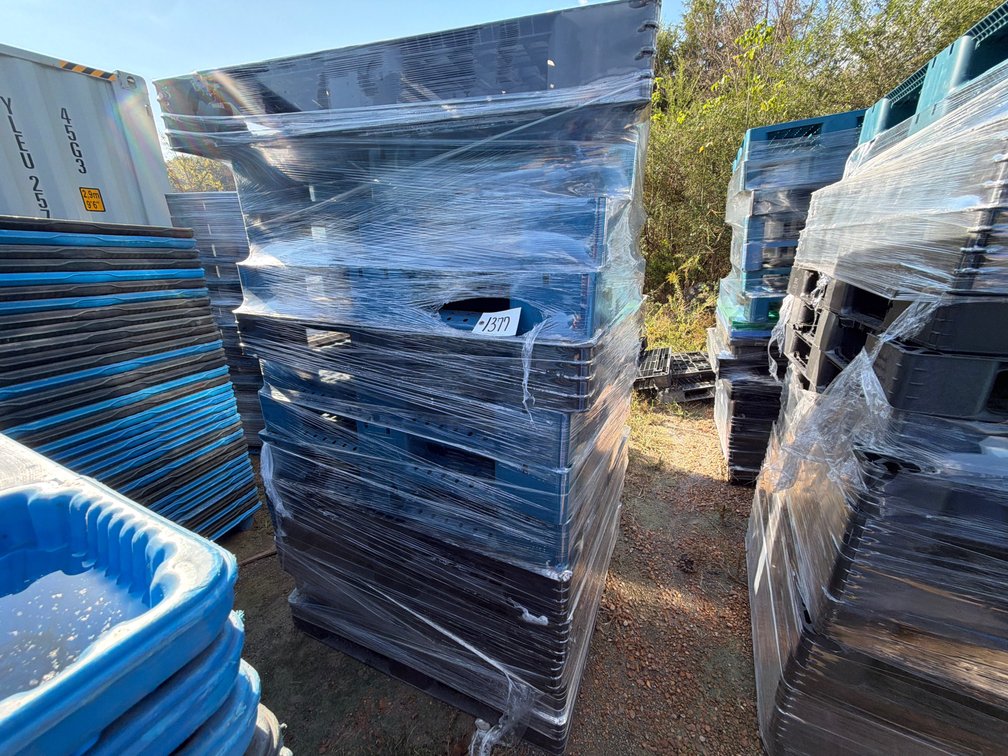 LOT OF PLASTIC PALLETS