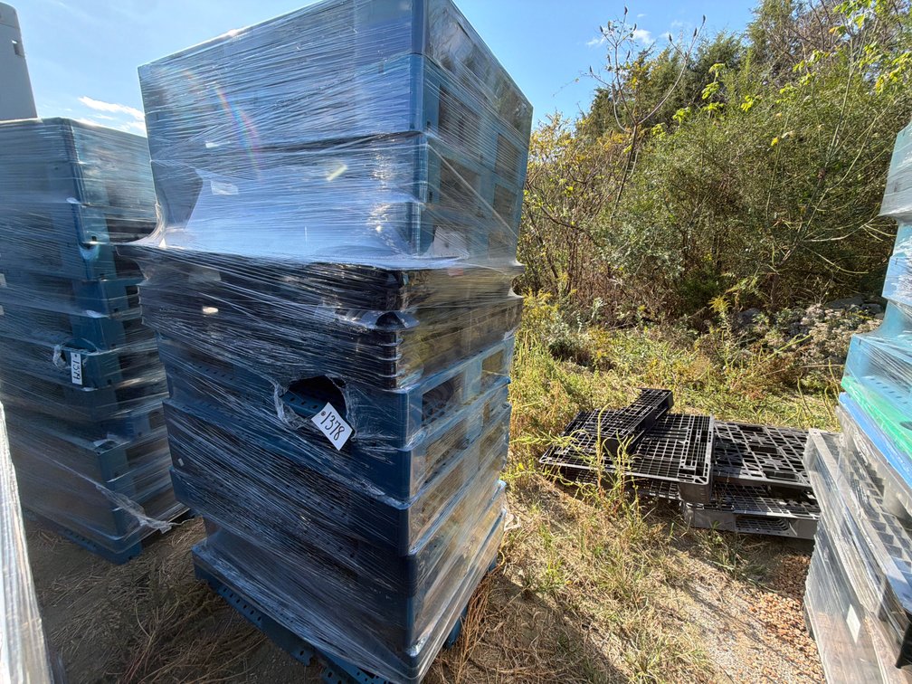 LOT OF PLASTIC PALLETS