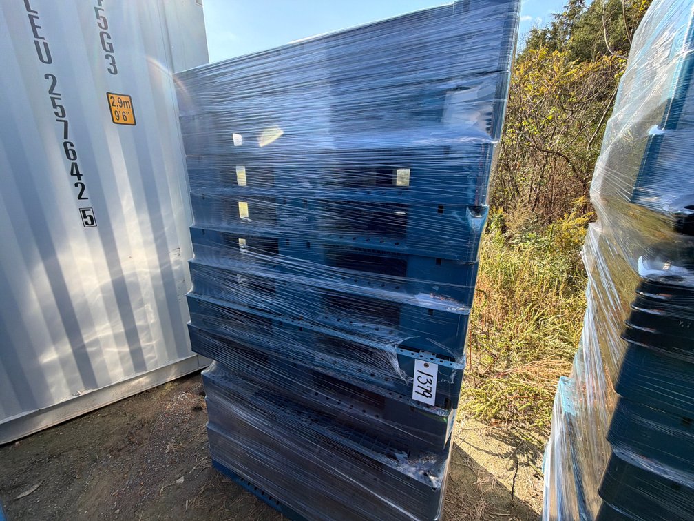 LOT OF PLASTIC PALLETS