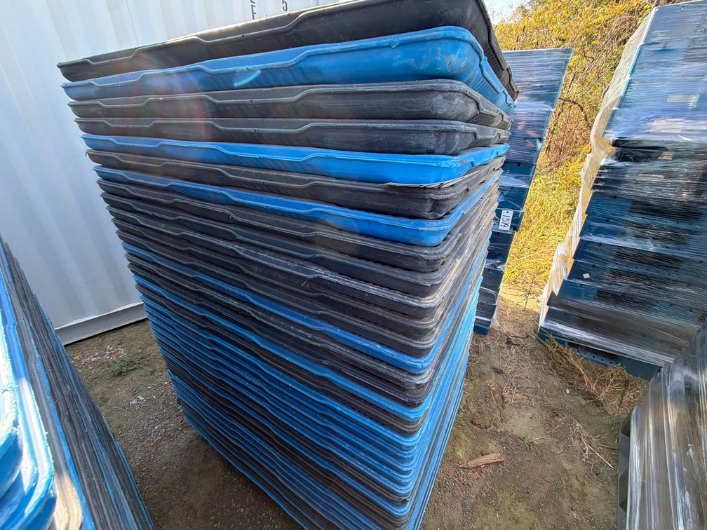 (34) NESTING PLASTIC PALLETS