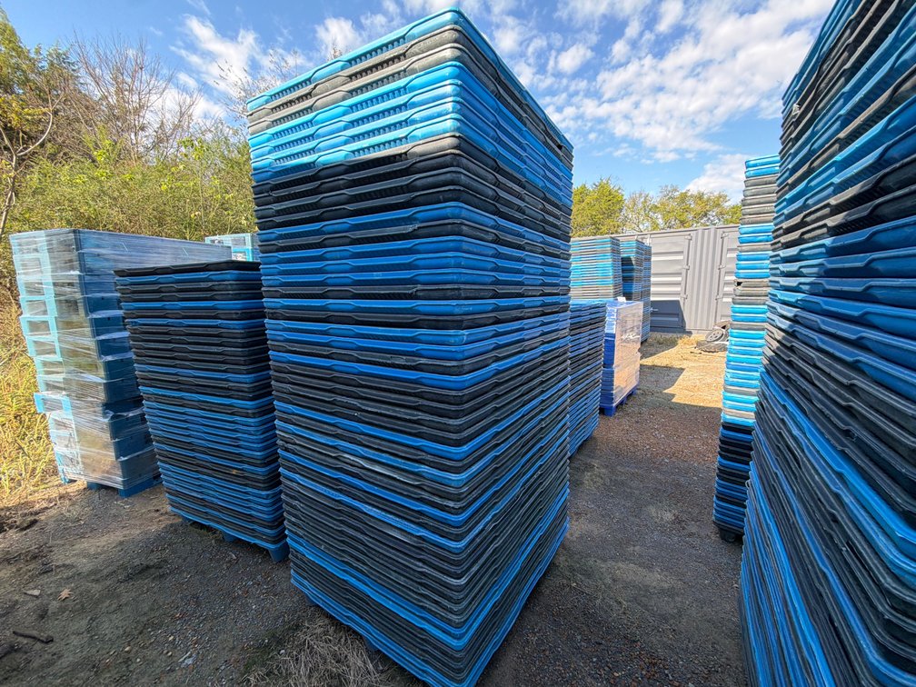 (48) NESTING PLASTIC PALLETS