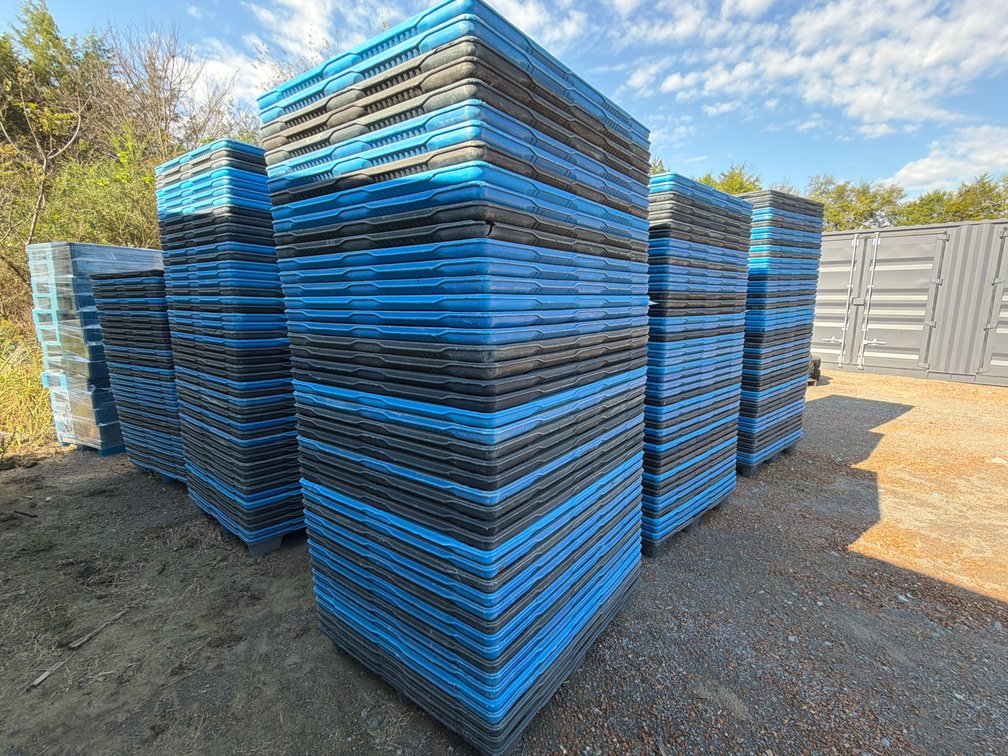 (47) NESTING PLASTIC PALLETS