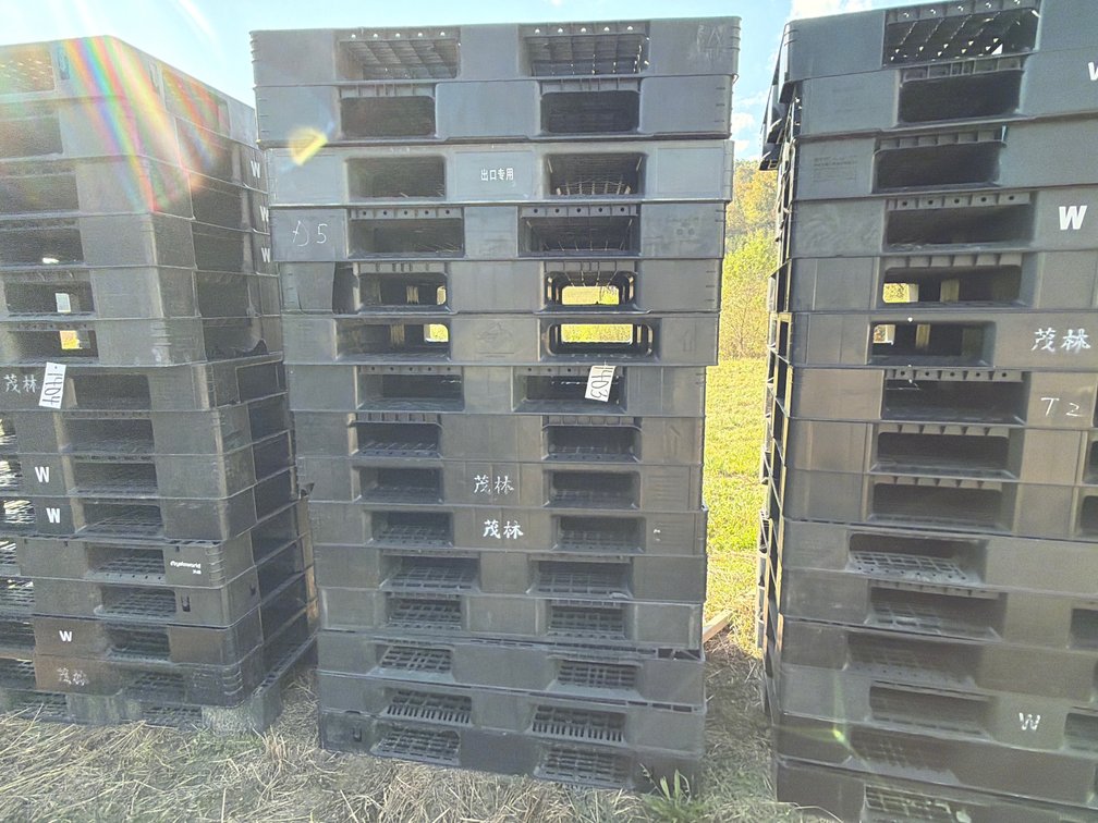 (15) PLASTIC PALLETS