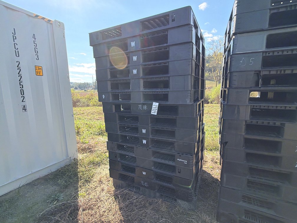 (15) PLASTIC PALLETS