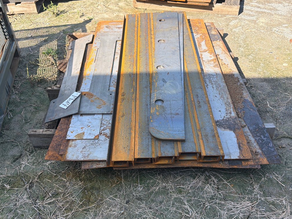 LOT OF METAL PIECES