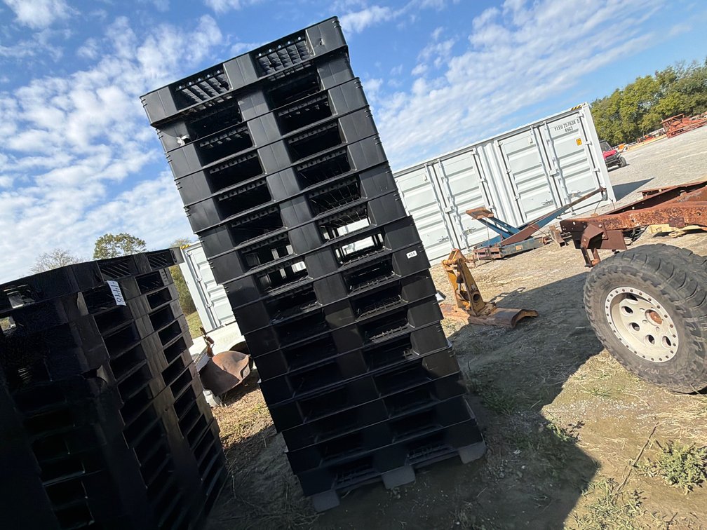17 PLASTIC PALLETS