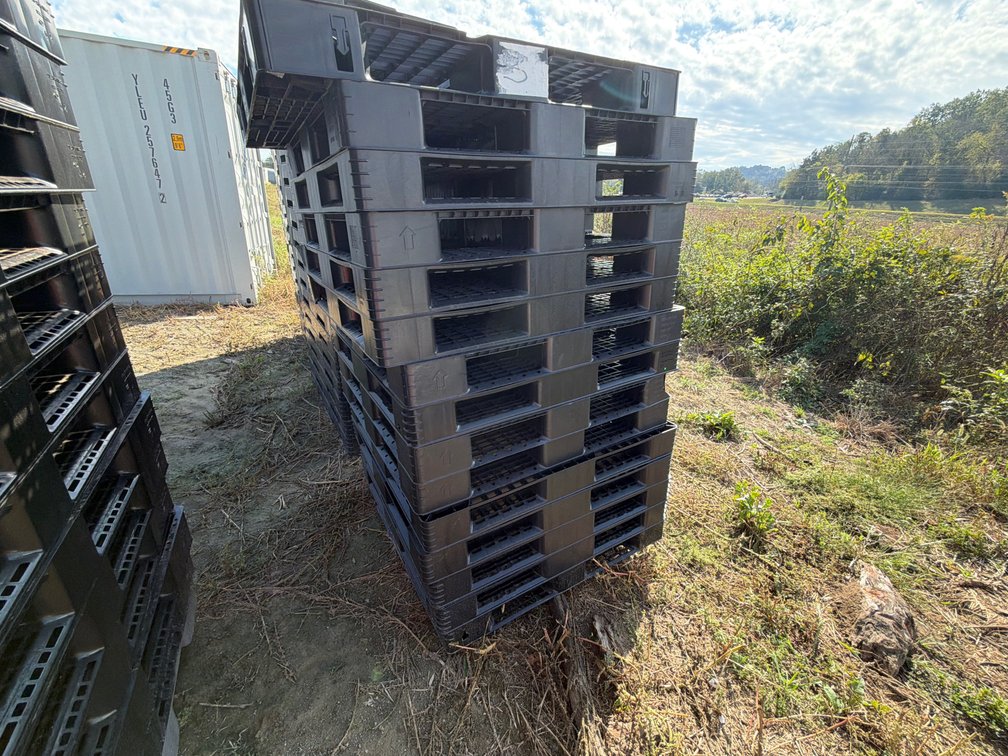 15 PLASTIC PALLETS