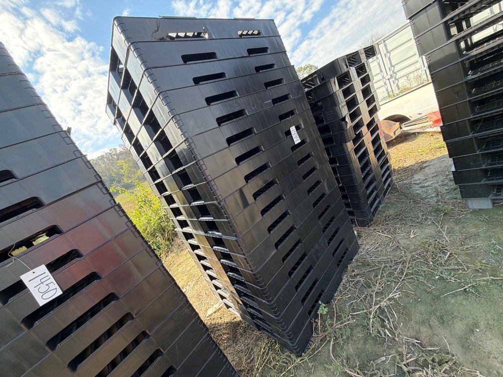 (18) PLASTIC PALLETS