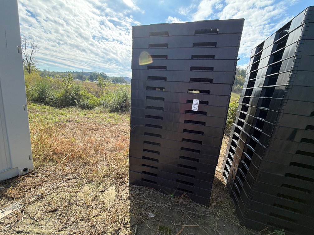 18 PLASTIC PALLETS