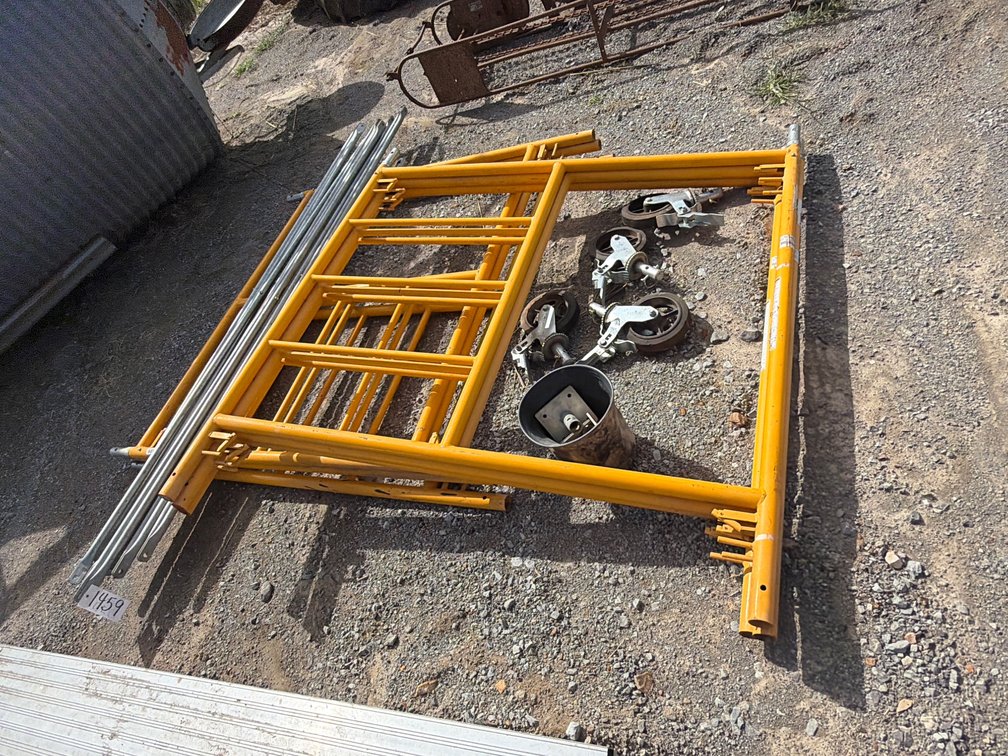 LOT OF SCAFFOLDING
