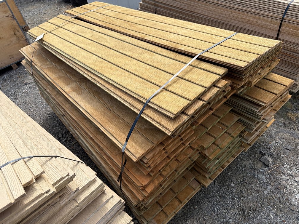 PALLET OF WOOD SIDING CUT-OFFS