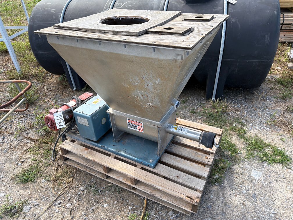 ELECTRIC AUGER FEEDER WITH HOPPER