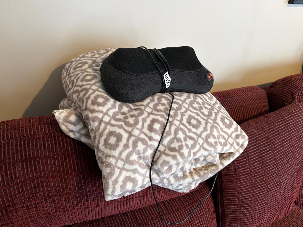 THROW BLANKET, MASSAGE PILLOW