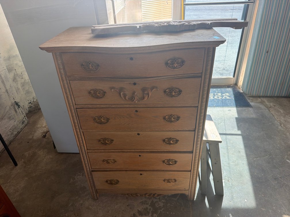 OAK CHEST OF DRAWERS
