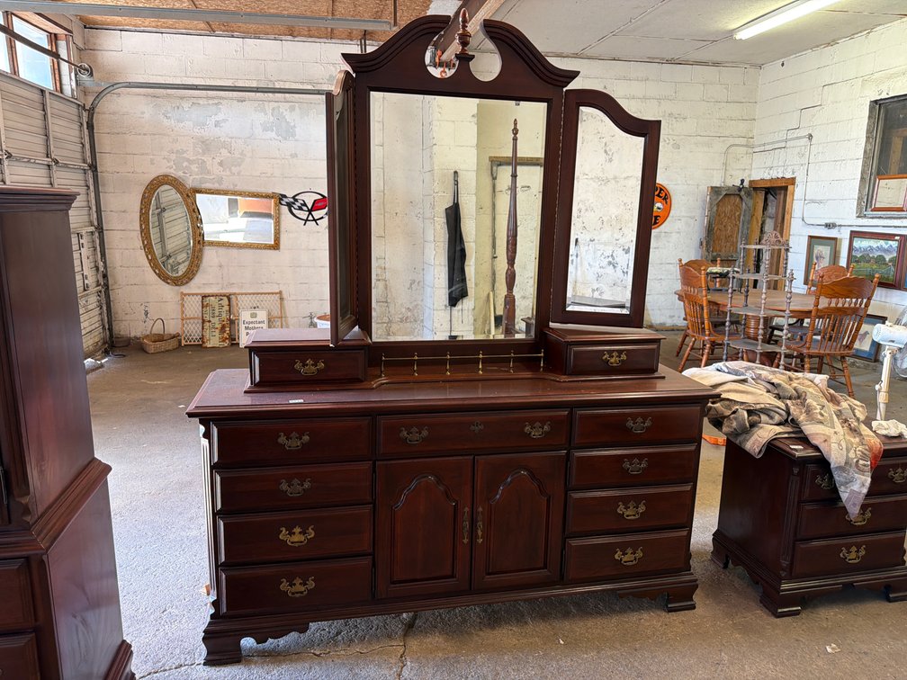 SUMER CABINET CO. DRESSER W/ MIRROR