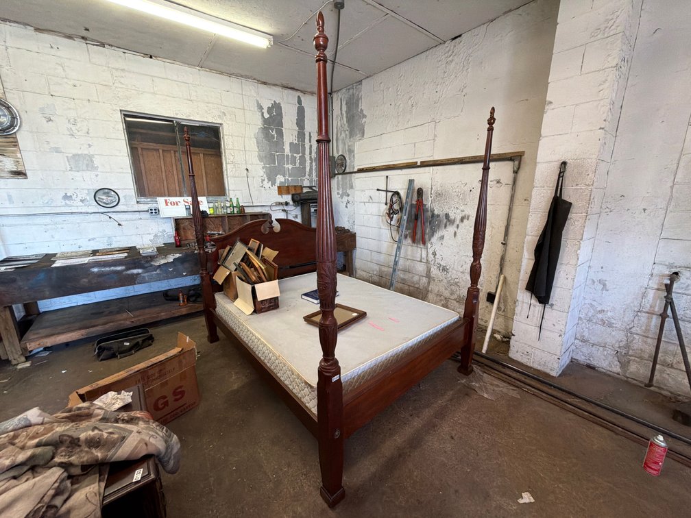 QUEEN BED